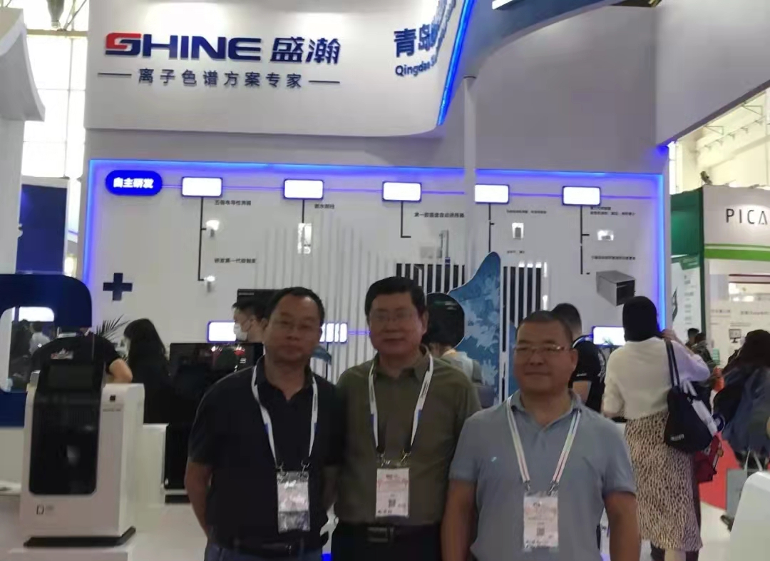 中国仪器仪表行业协会分析仪器分会秘书长曾伟先生（中）莅临展位参观领导