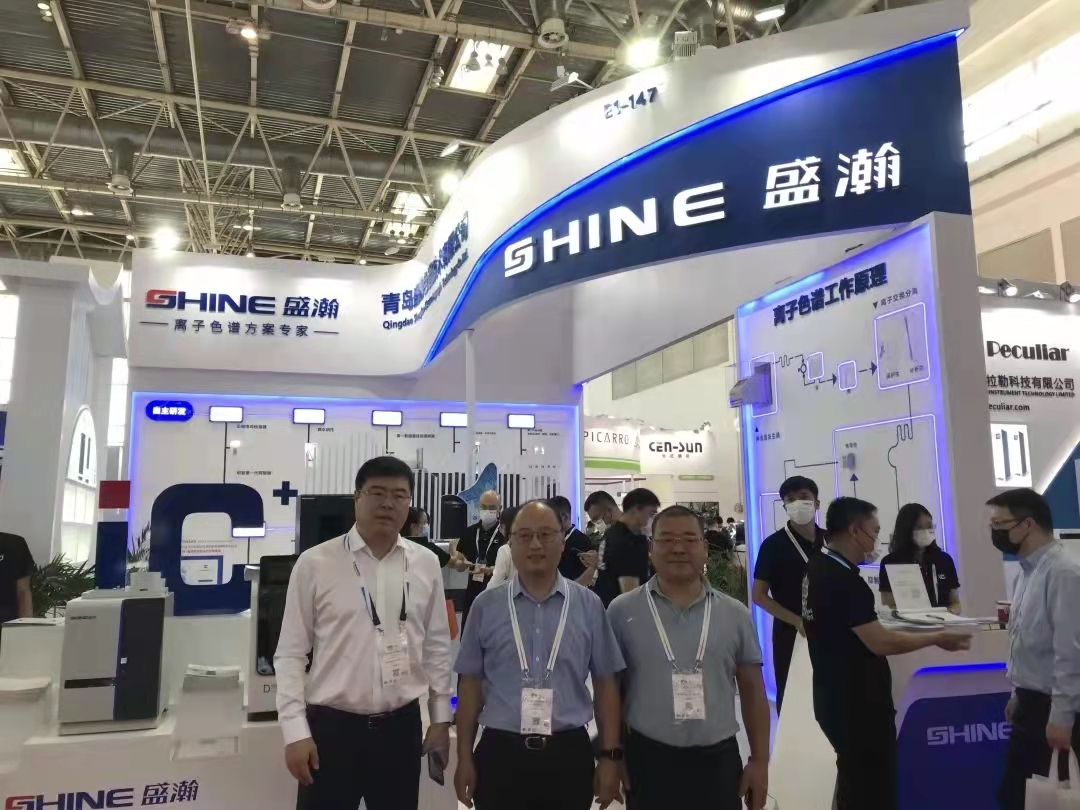 通辽市科学技术局一级调研员刘建新（中）莅临展位参观领导
