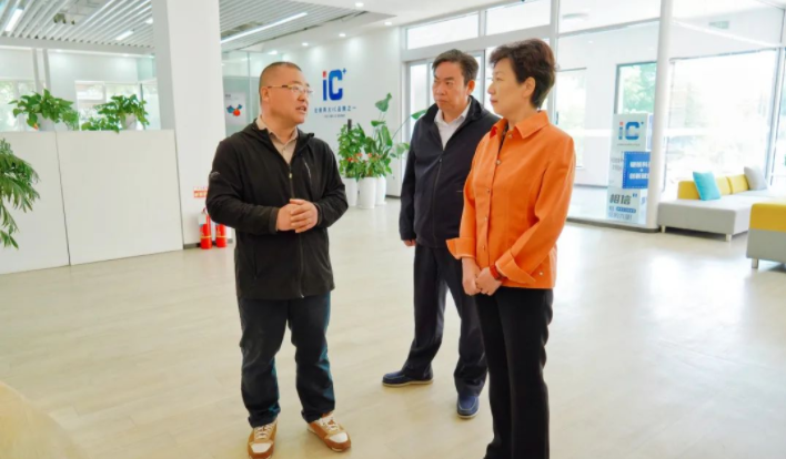 通辽市人大常委、工信局、崂山区委一行辅导赴老子有钱lzyq88调研领导