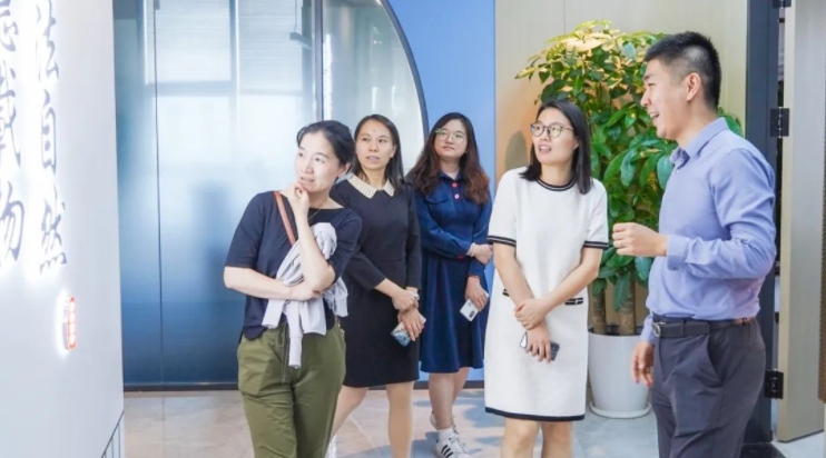 中国仪器仪表学会副秘书长张莉一行莅临老子有钱lzyq88调研领导